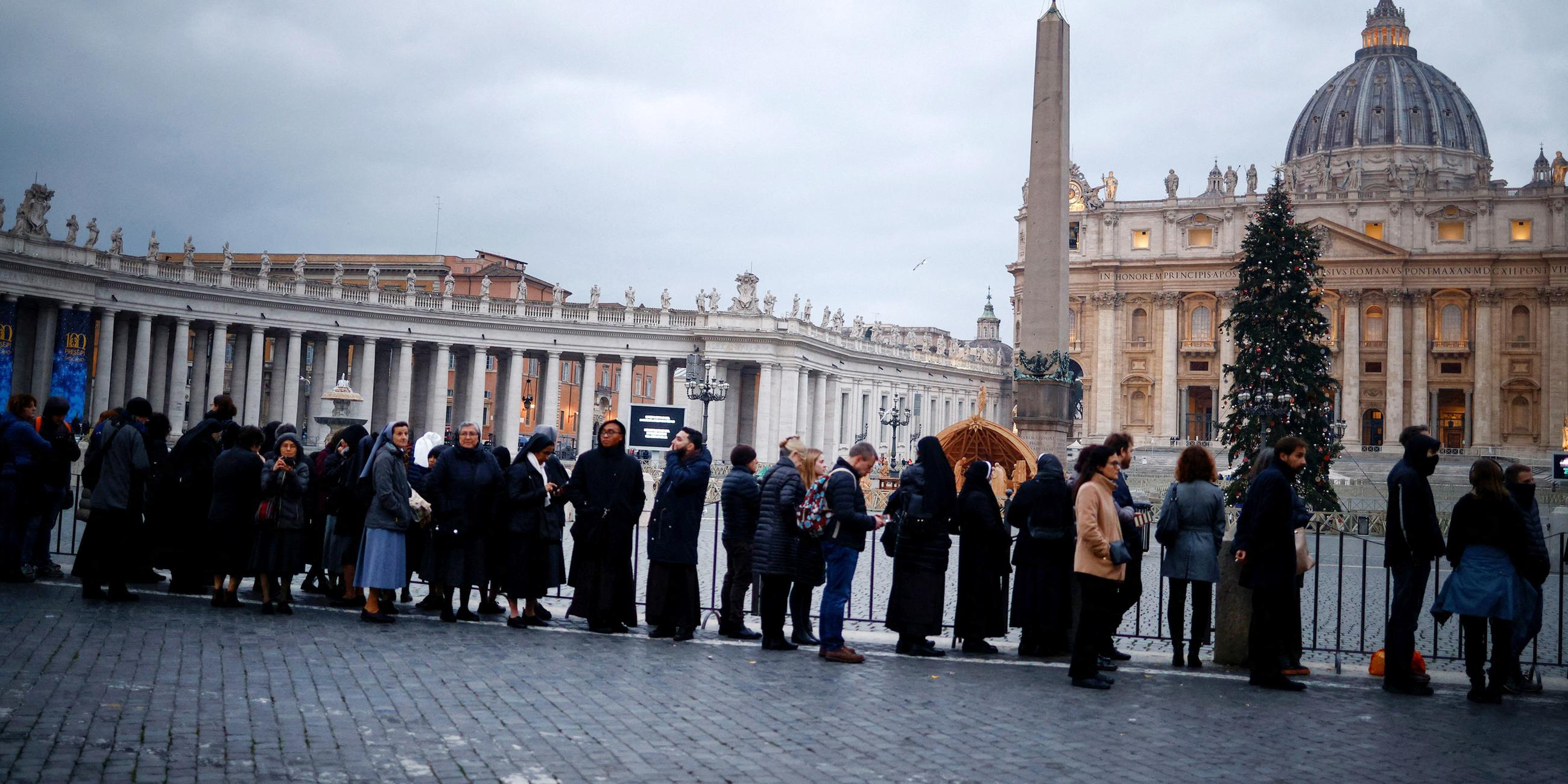Lange Menschenschlange auf dem Petersplatz in Rom