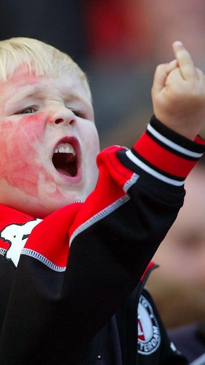"Warum wir hassen": Beim Finale des UEFA Cup Feyenoord Rotterdam gegen Borussia Dortmund im Spiel zeigt ein kleiner Feyenoord-Fan zeigt den Mittelfinger.