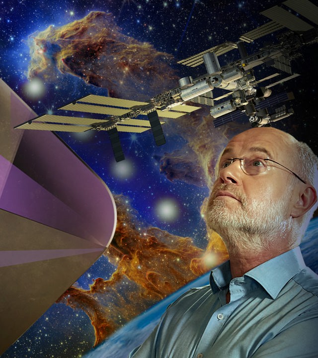 Harald Lesch vor kosmischen Nebel und unter ISS