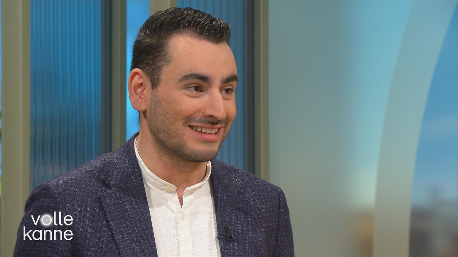 Daniel Heymann steht an der Top-Themen-Theke