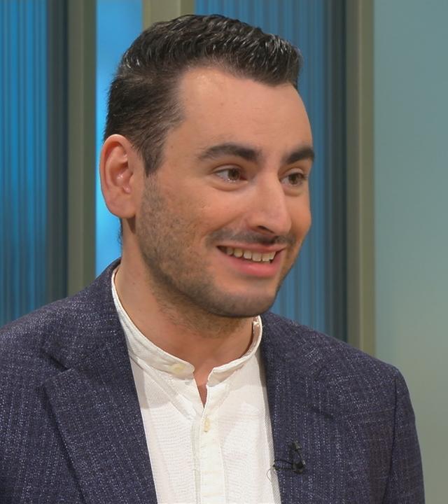 Daniel Heymann steht an der Top-Themen-Theke