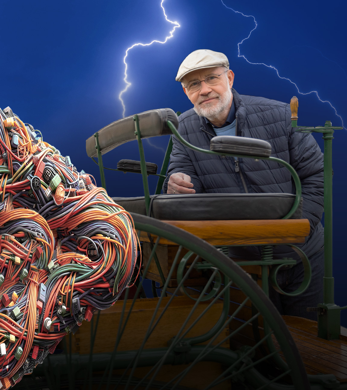 Harald Lesch steht/fährt mit einem originalen Nachbau des Patent-Motowagens von Carl Benz von 1886. Rechts im Bild deuten bunte Kabel ein X an und Biltze im Hintergrund symbolisieren Elektrizität