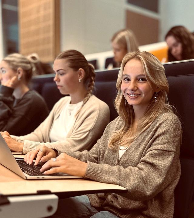 StudentInnen in einem Hörsaal