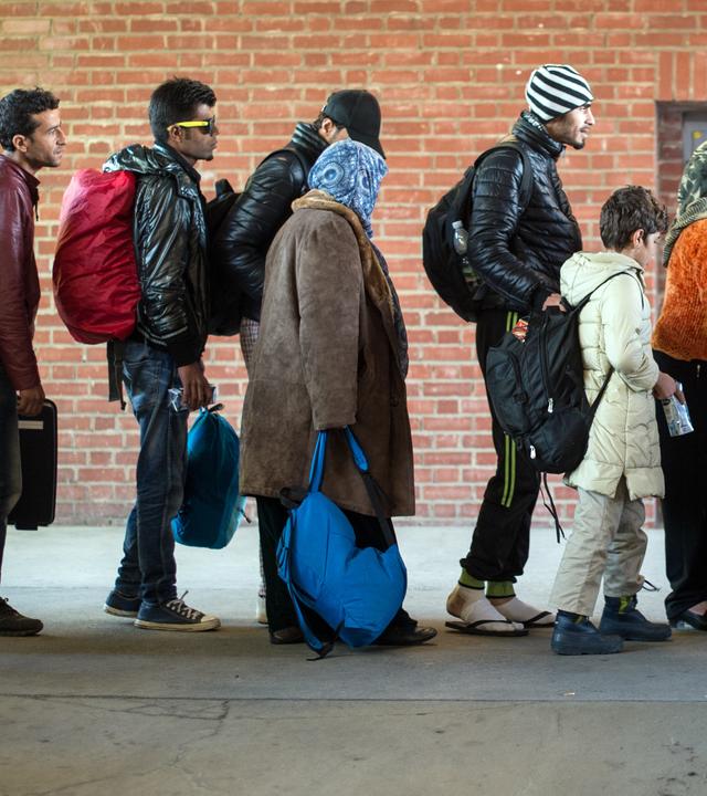 Geflüchtete sind mit einem Sonderzug am Bahnhof Berlin Schönefeld angekommen.