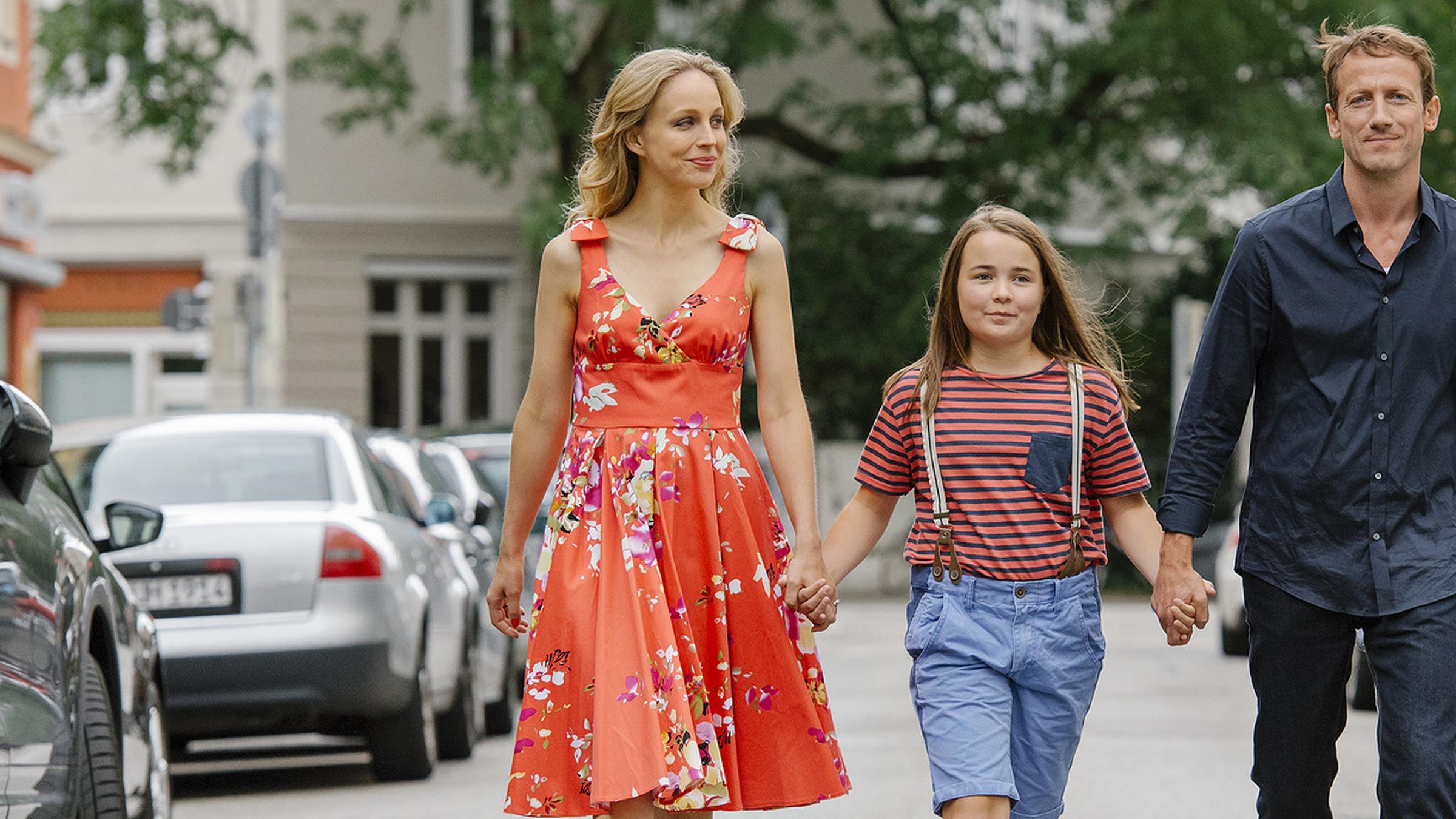 "Was im Leben zählt": Miriam (Petra Schmidt-Schaller), Julchen (Lara Sophie Rottmann) und Gregor (Wotan Wilke Möhring) laufen vereint als Familie durch die Straße.