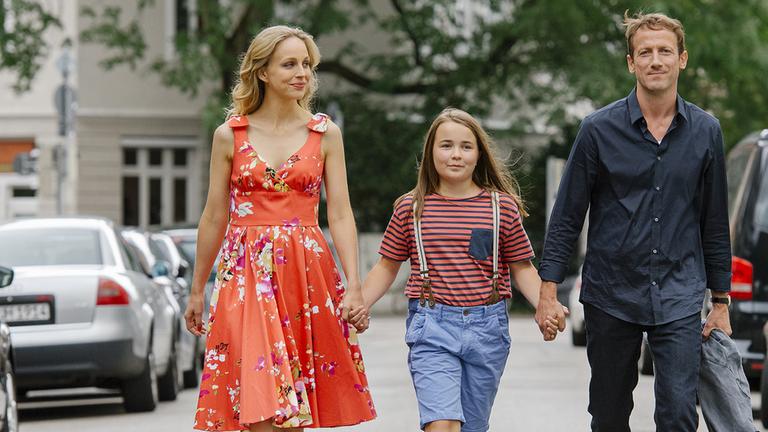 "Was im Leben zählt": Miriam (Petra Schmidt-Schaller), Julchen (Lara Sophie Rottmann) und Gregor (Wotan Wilke Möhring) laufen vereint als Familie durch die Straße.