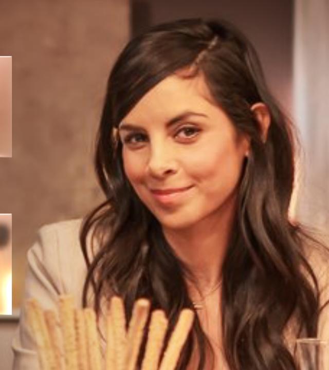 "ZDFzeit: Was ist deutsch? - Herz, Pass, Heimat": Eko Fresh, Merve Kayikci, Sinan G, Collien Ulmen-Fernandes, The Duc Ngo und Panagiota Petridou sitzen an einem Tisch.