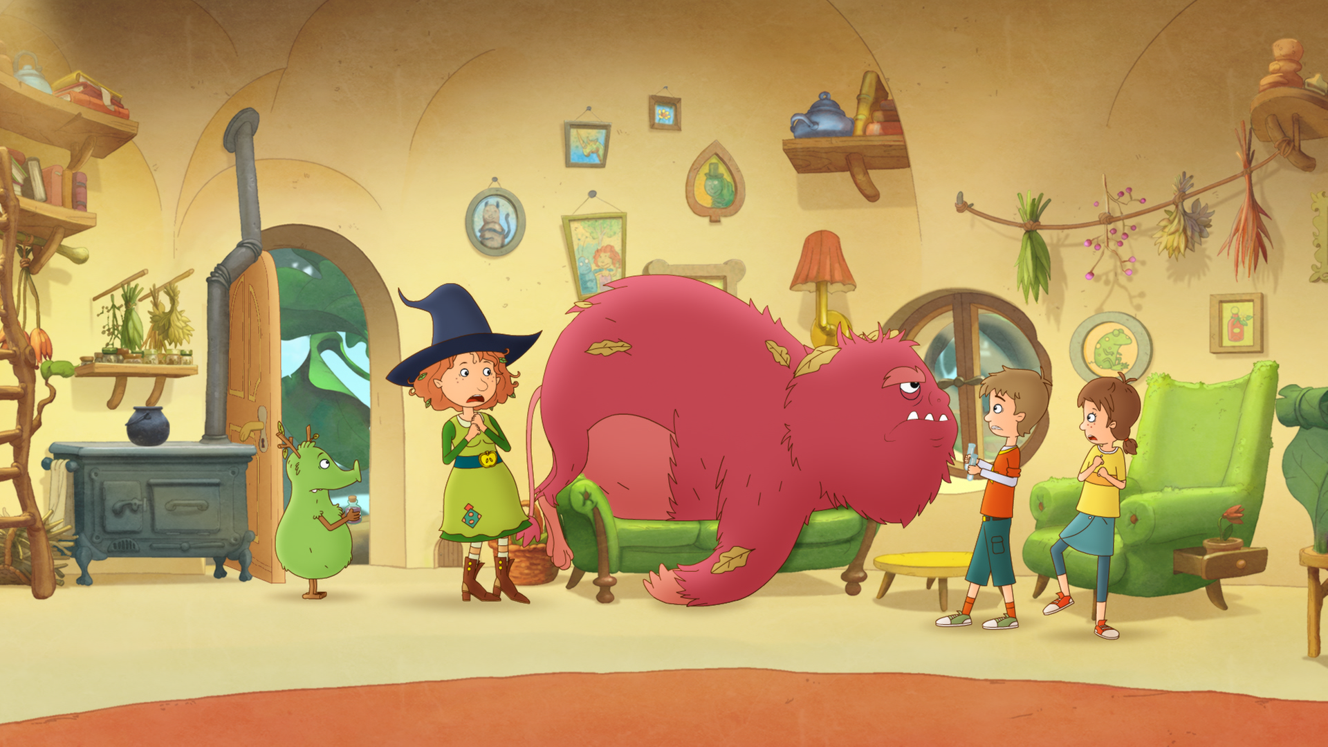 Dornwald liegt erledigt auf Petronellas Sofa, links von ihm steht die erschrockene Petronella, rechts von ihm Lea und Luis.