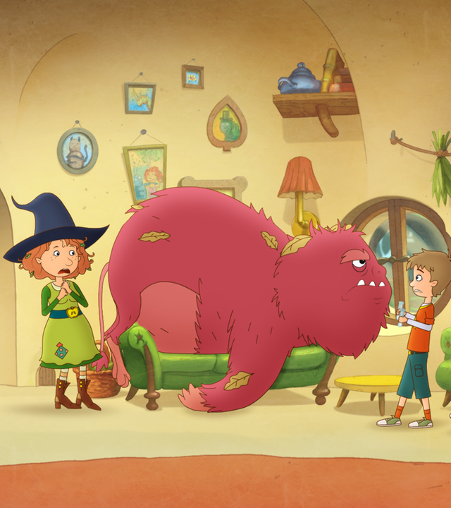 Dornwald liegt erledigt auf Petronellas Sofa, links von ihm steht die erschrockene Petronella, rechts von ihm Lea und Luis.