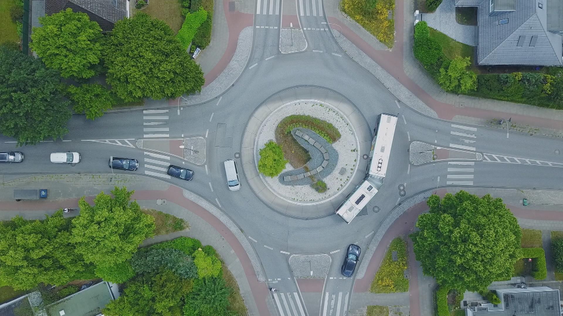 Welche Regeln gelten im Kreisverkehr?