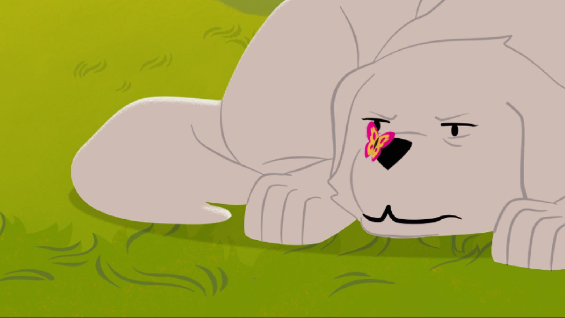 Belle liegt auf dem Boden und hat einen Schmetterling auf der Nase. Sie guckt ihn böse an. Im Hintergrund sind Sebastian und Cesar.