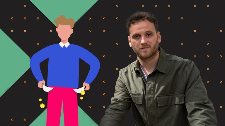 Leon Winscheid steht vor einer Grafik: Ein Mensch stülpt seine Hosentaschen auf Links und es fallen nur ein paar wenige Münzen heraus.