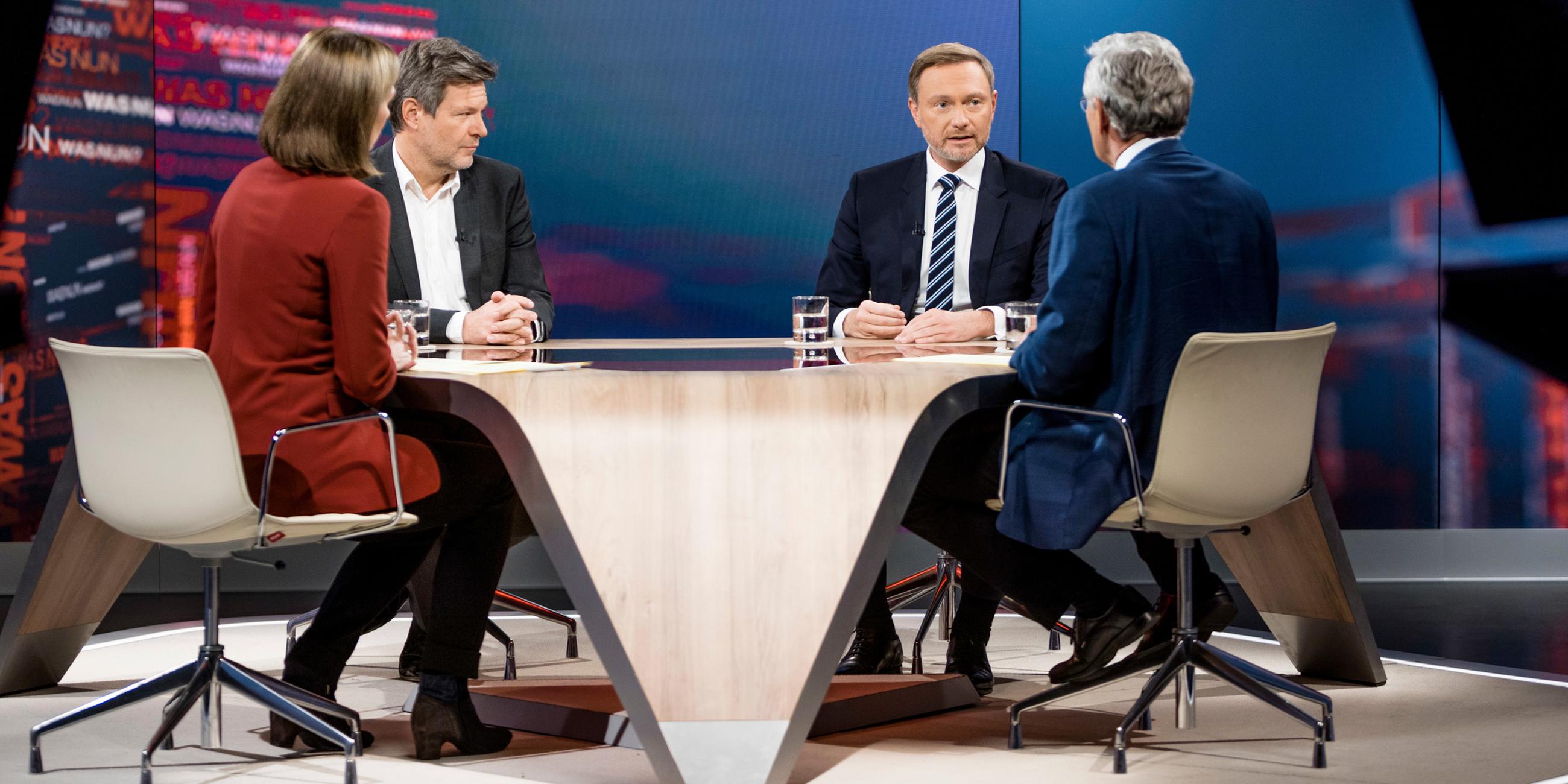 ettina Schausten, Robert Habeck, Bundesvorsitzender von Bündnis 90/Die Grünen, FDP-Parteichef Christian Lindner und Peter Frey.