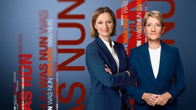 Die Moderatorinnen Bettina Schausten und Anne Gellinek vor dem "Was nun?"-Sendungshintergrund
