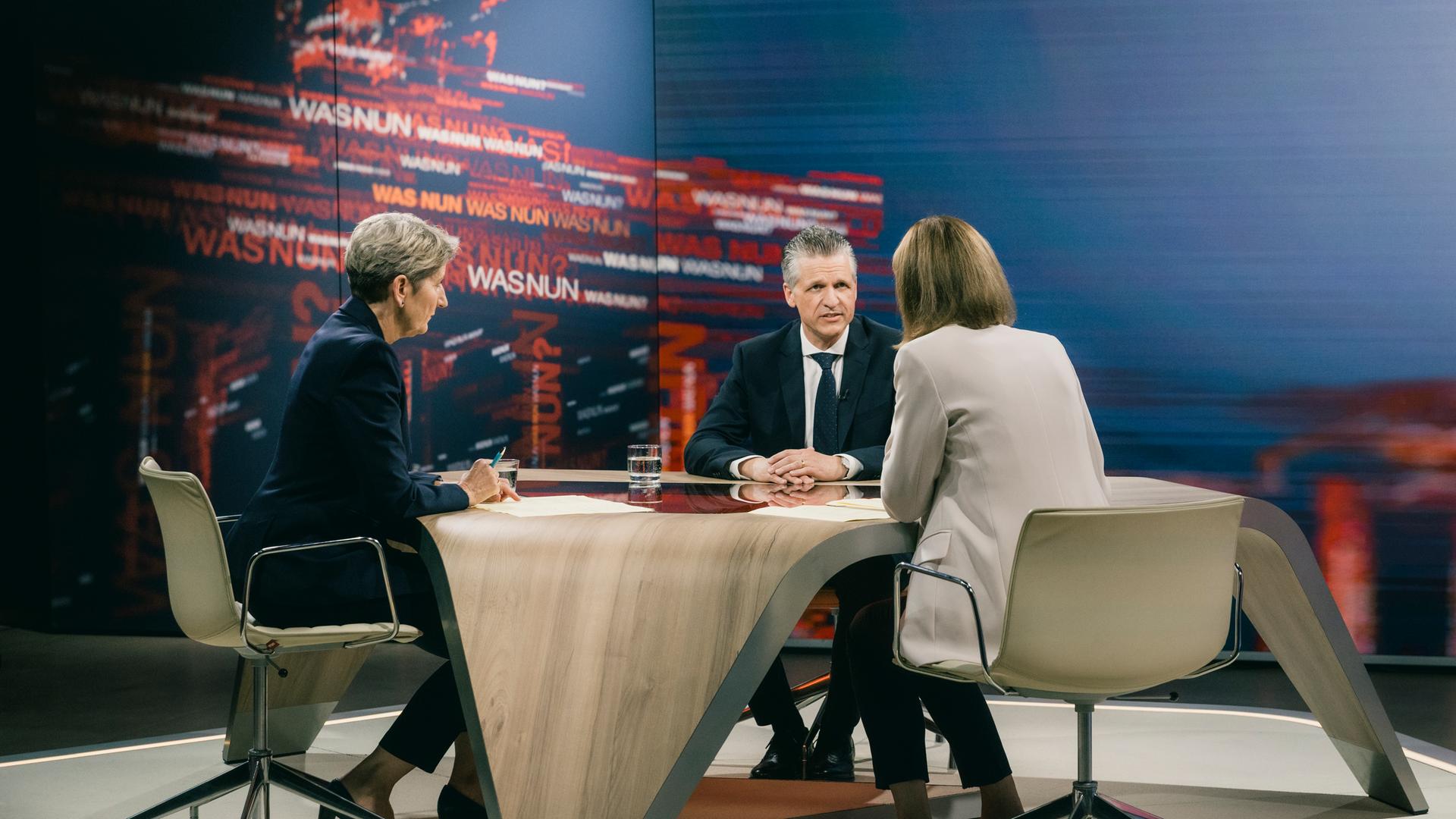 Thorsten Frei wird für "Was nun" interviewt von Anne Gellinek und Bettina Schausten.