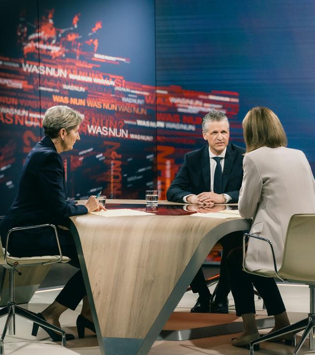 Thorsten Frei wird für "Was nun" interviewt von Anne Gellinek und Bettina Schausten.