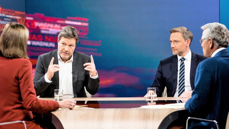 Bettina Schausten, Robert Habeck, Bundesvorsitzender von Bündnis 90/Die Grünen, FDP-Parteichef Christian Lindner und Peter Frey.