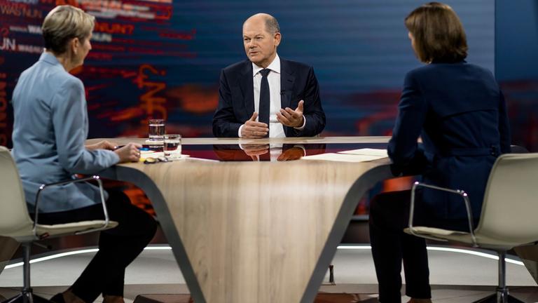 "Was nun, Herr Scholz?": Anne Gellinek, Olaf Scholz, Bettina Schausten