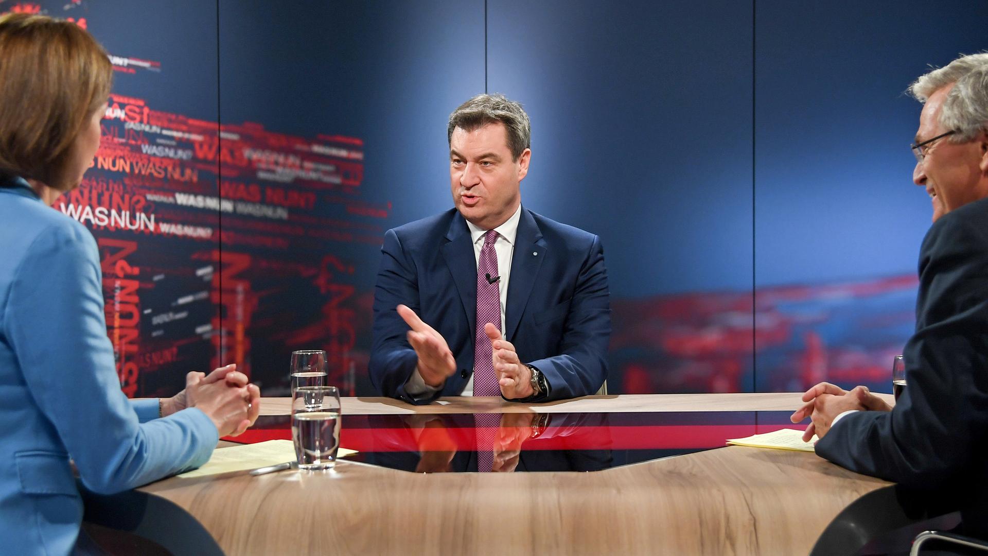 "Was nun, Herr Söder"? Sitzen sich am Tisch zum Gespräch gegenüber: Bettina Schausten, Markus Söder, Peter Frey