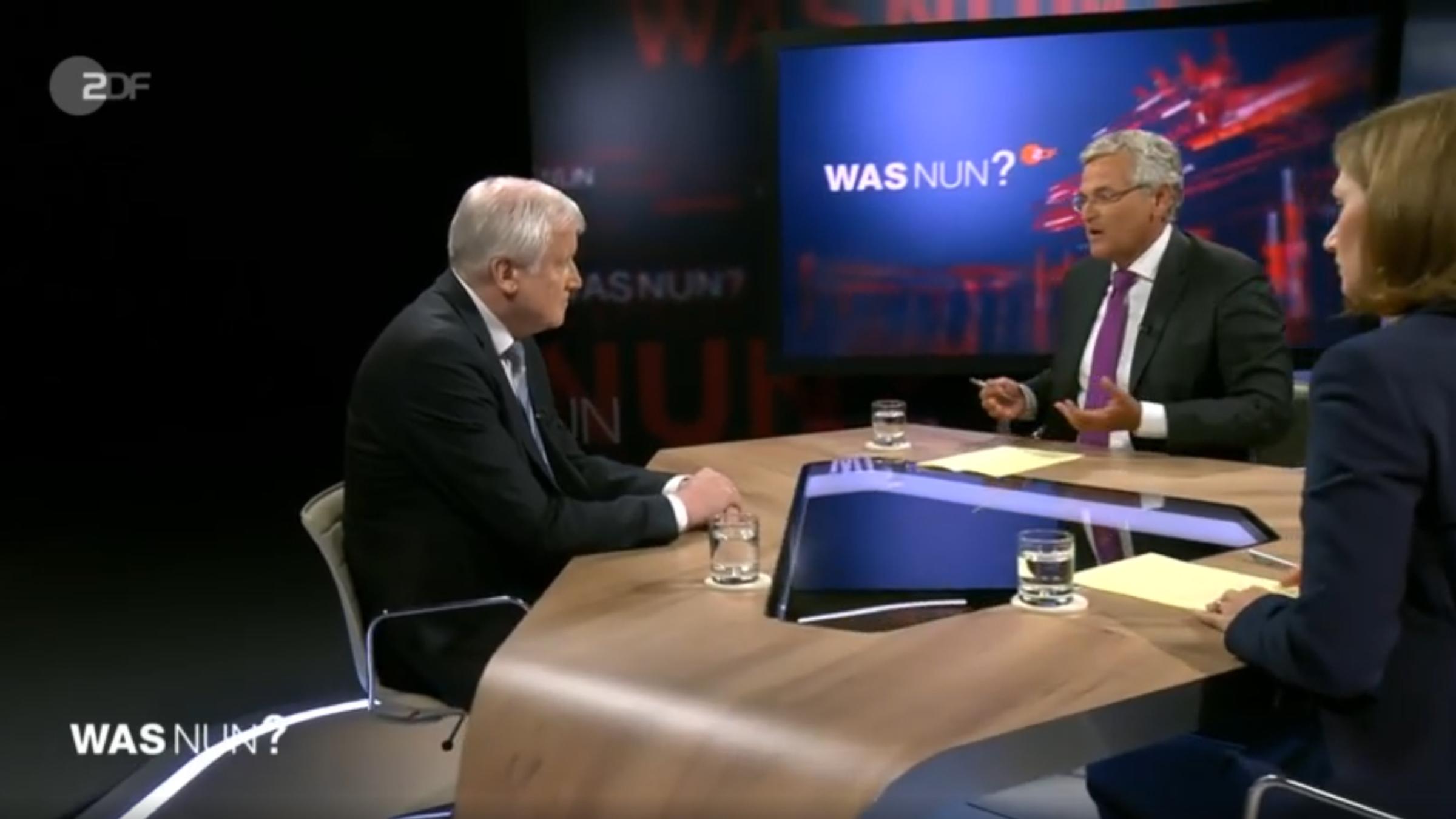 Chefredakteur Peter Frey und die stellvertretende Chefredakteurin Bettina Schausten sprechen nach dem Anschlag in Halle mit Bundesinnenminister Horst Seehofer (CSU).  