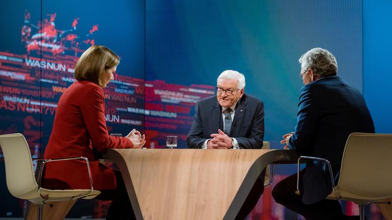 Was nun, Herr Bundespräsident (12.02.2022): v.l. Bettina Schausten, Frank Walter Steinmeier, Peter Frey