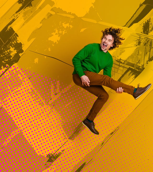 Mann, der in die Luft springt und sich an seinem Knie festhält