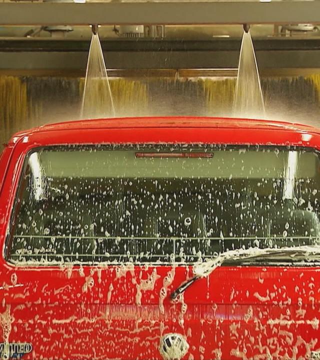 Auto in Waschanlage