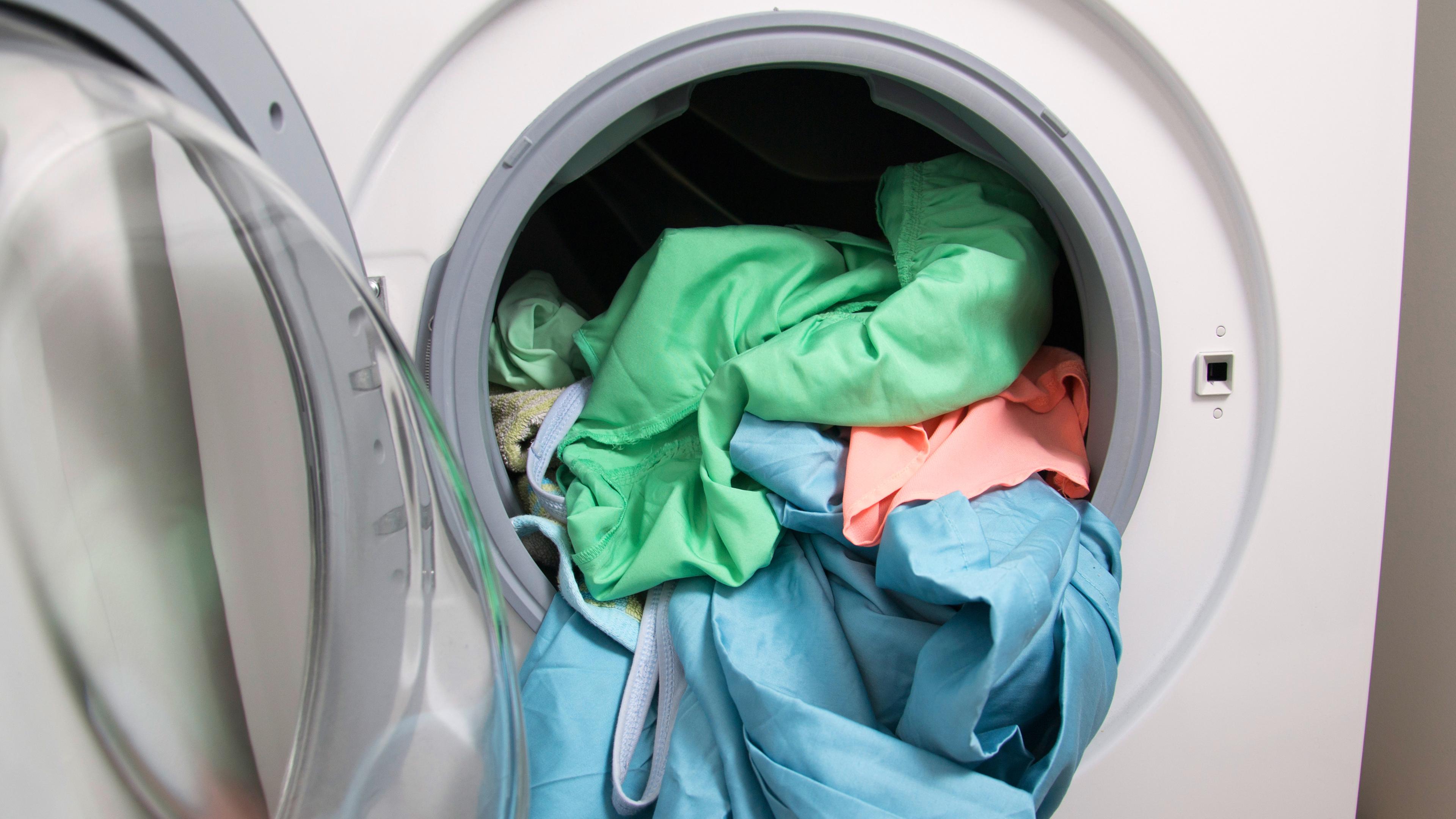 Eine Waschmaschine mit bunter Wäsche 