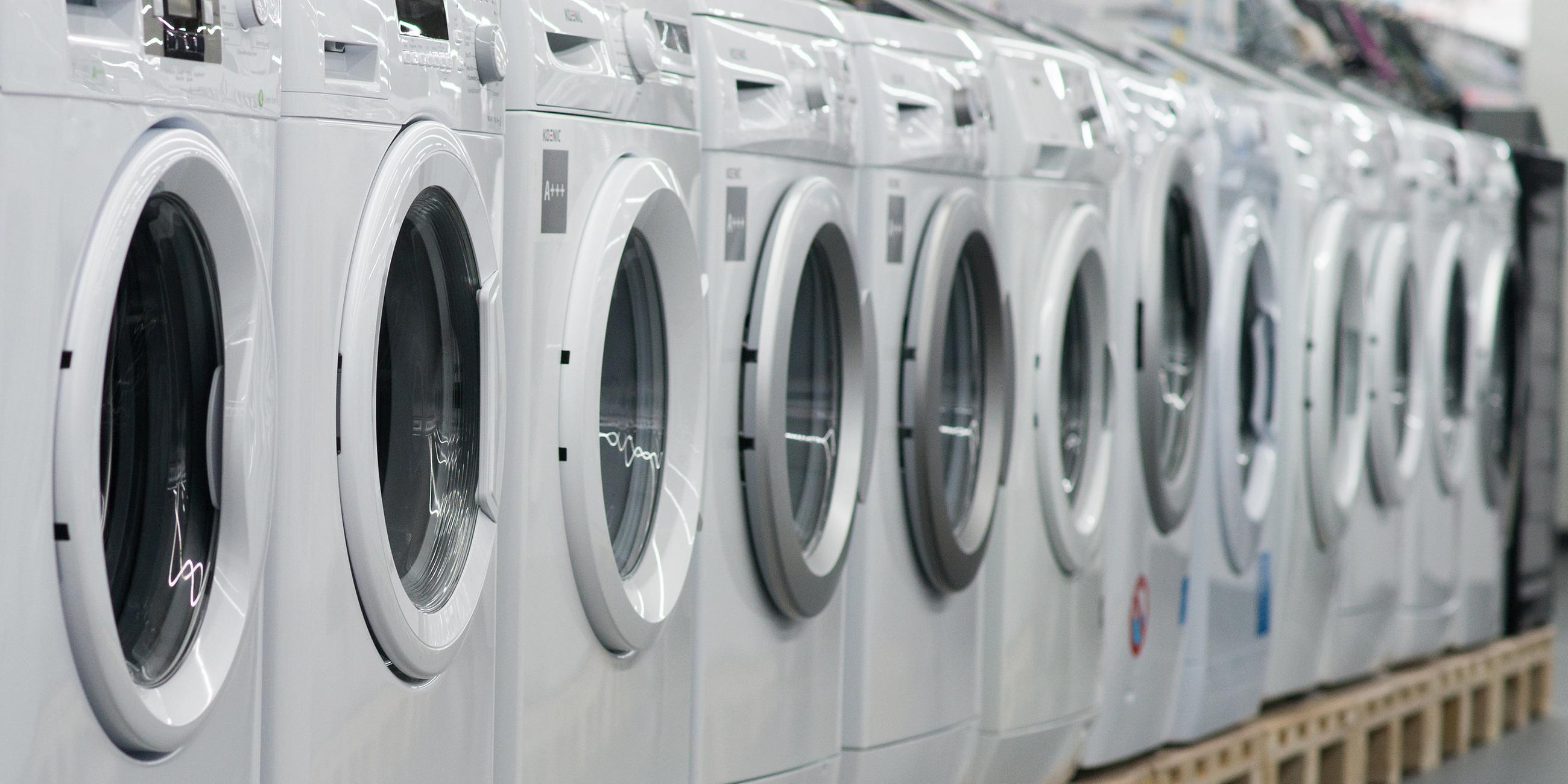 Waschmaschinen stehen am 18.09.2014 in einem Elektromarkt in Ingolstadt (Bayern)