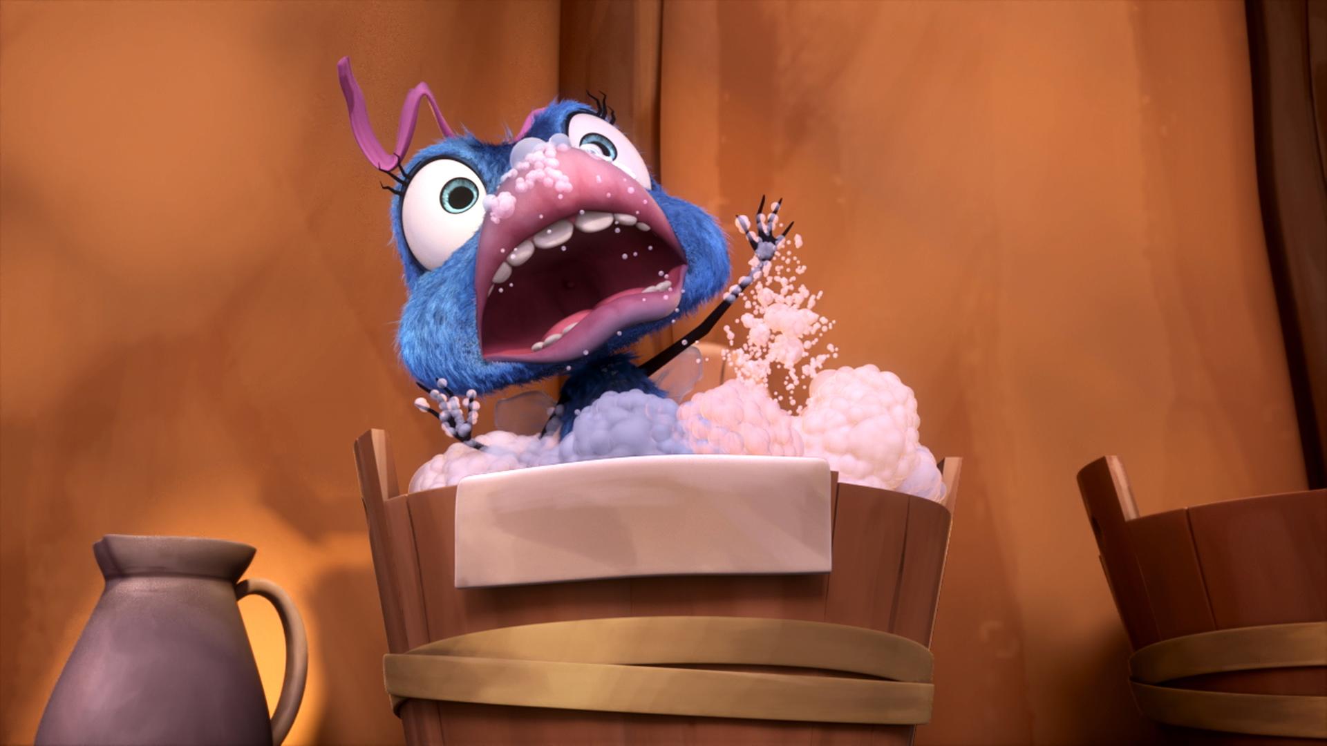 Frieda Fliege sitzt in einem großen Holzeimer voller Schaum. Sie sieht geschockt aus.