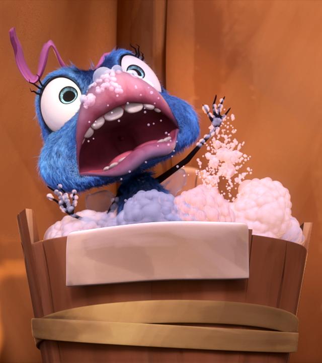 Frieda Fliege sitzt in einem großen Holzeimer voller Schaum. Sie sieht geschockt aus.