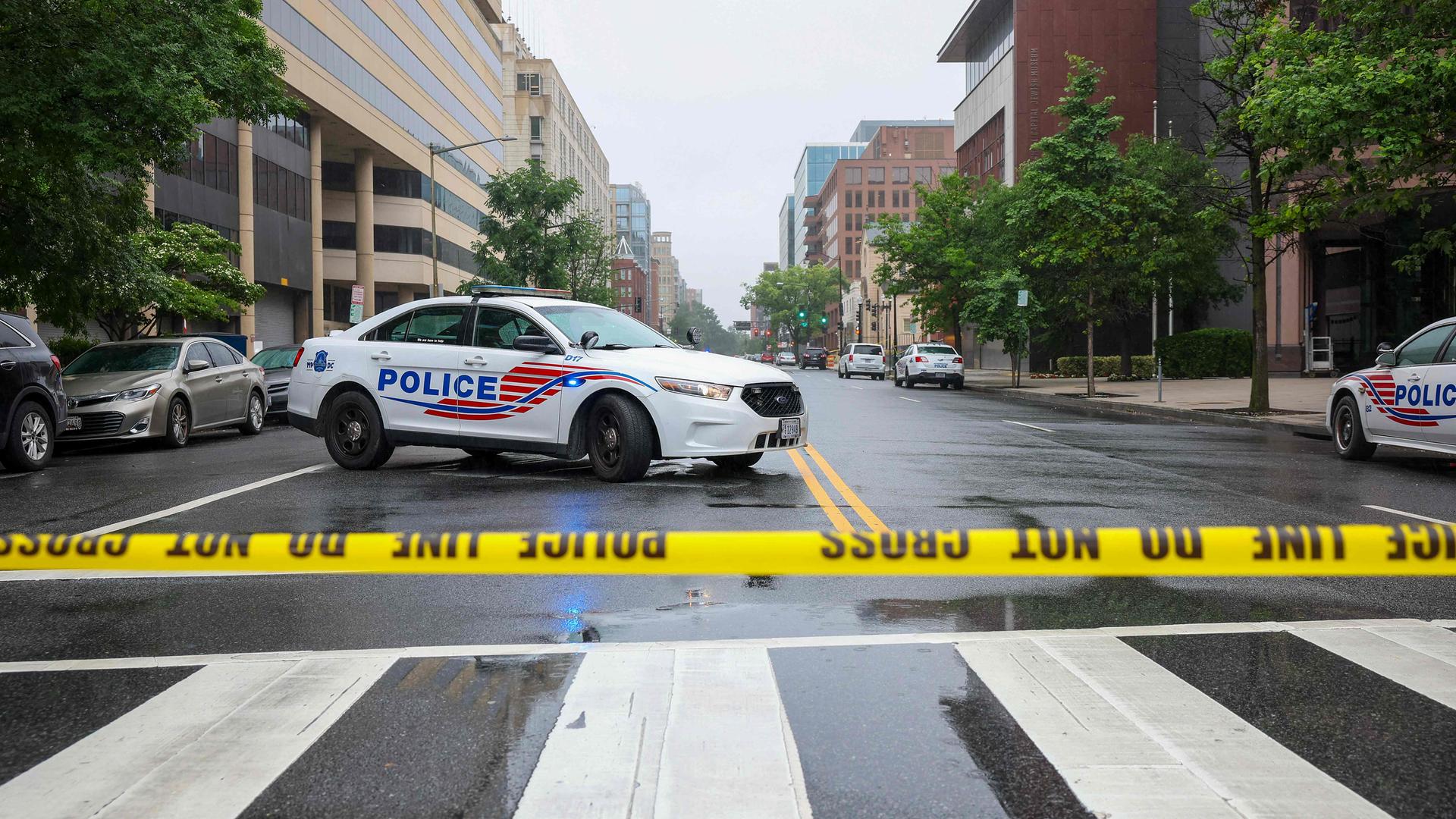 Polizei und Einsatzkräfte am Tatort, an dem gestern Abend am 22. Mai 2025 im Außenbereich einer Veranstaltung im Capital Jewish Museum in Washington, D.C. zwei Mitarbeiter der israelischen Botschaft getötet wurden.