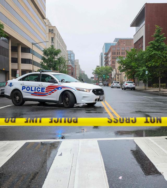 Polizei und Einsatzkräfte am Tatort, an dem gestern Abend am 22. Mai 2025 im Außenbereich einer Veranstaltung im Capital Jewish Museum in Washington, D.C. zwei Mitarbeiter der israelischen Botschaft getötet wurden.