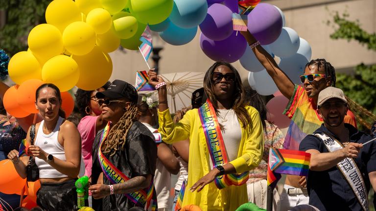 Teilnehmerinnen und Teilnehmer ziehen bei der Pride-Parade in Washington durch die Straßen und feiern die LGBTQ-Community mit bunten Kostümen und Fahnen.