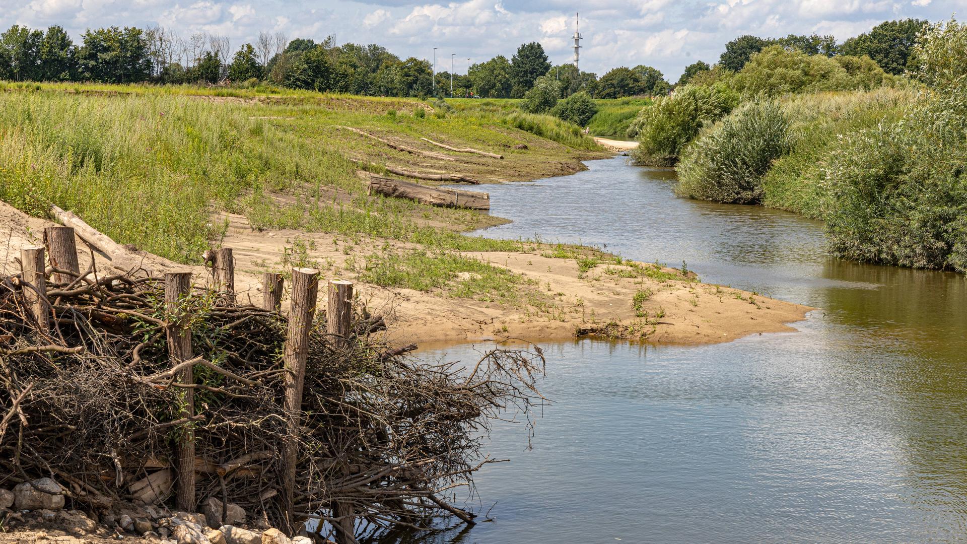 Ein kleiner Fluss schlängelt sich durch eine Landschaft