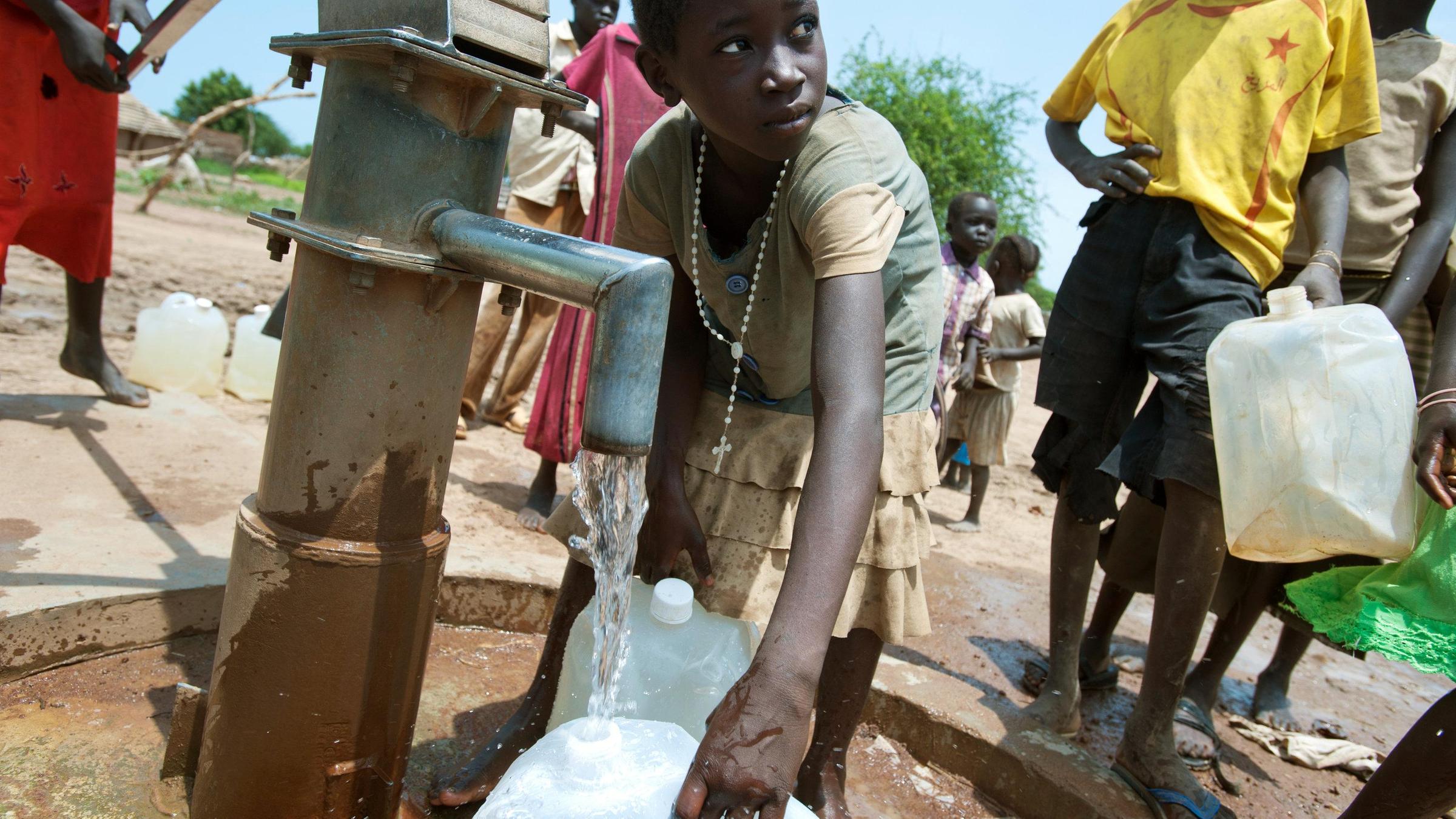 Ein Junge im Südsudan holt Wasser