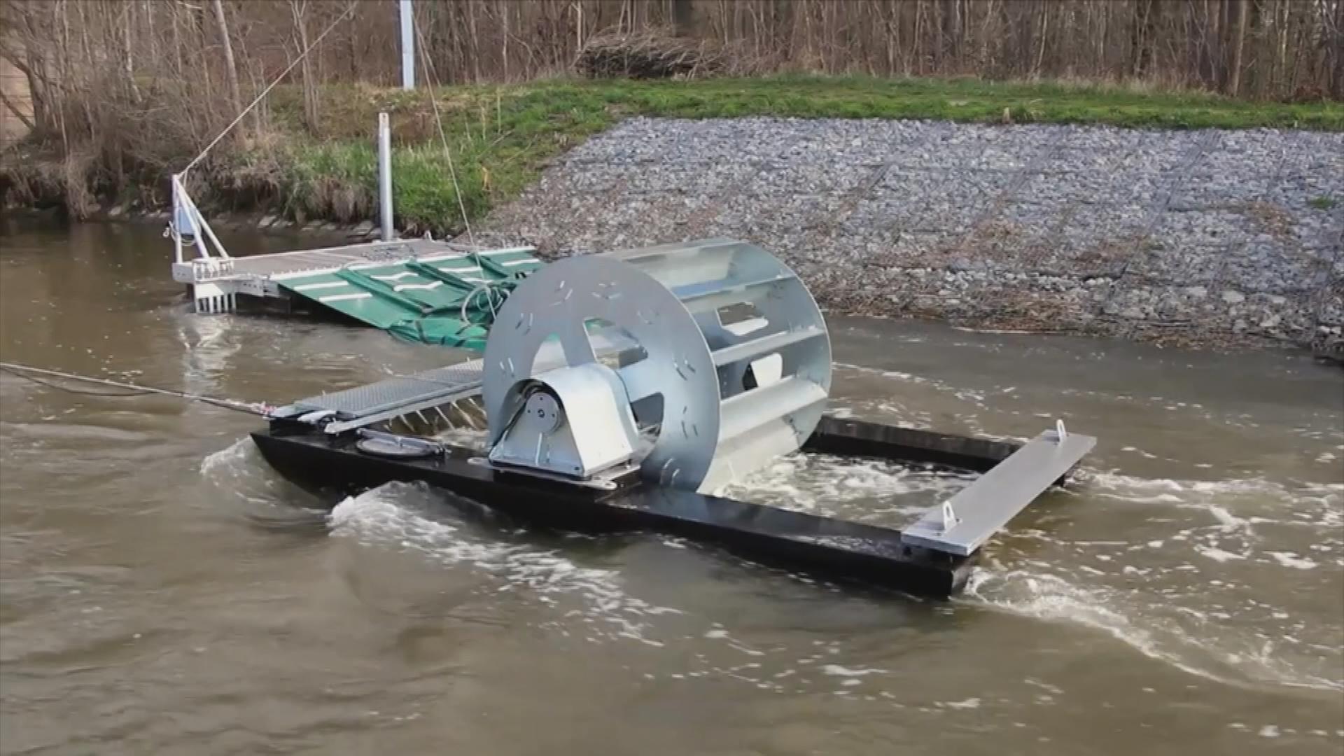 Wasserkraftwerk in einem Fluss