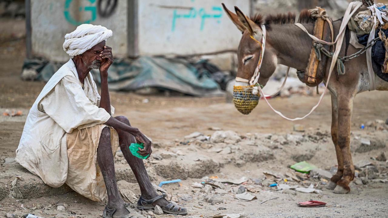 Ein älterer Mann wartet während einer Wasserkrise in Port Sudan darauf, seinen von Eseln gezogenen Wassertank wieder aufzufüllen.