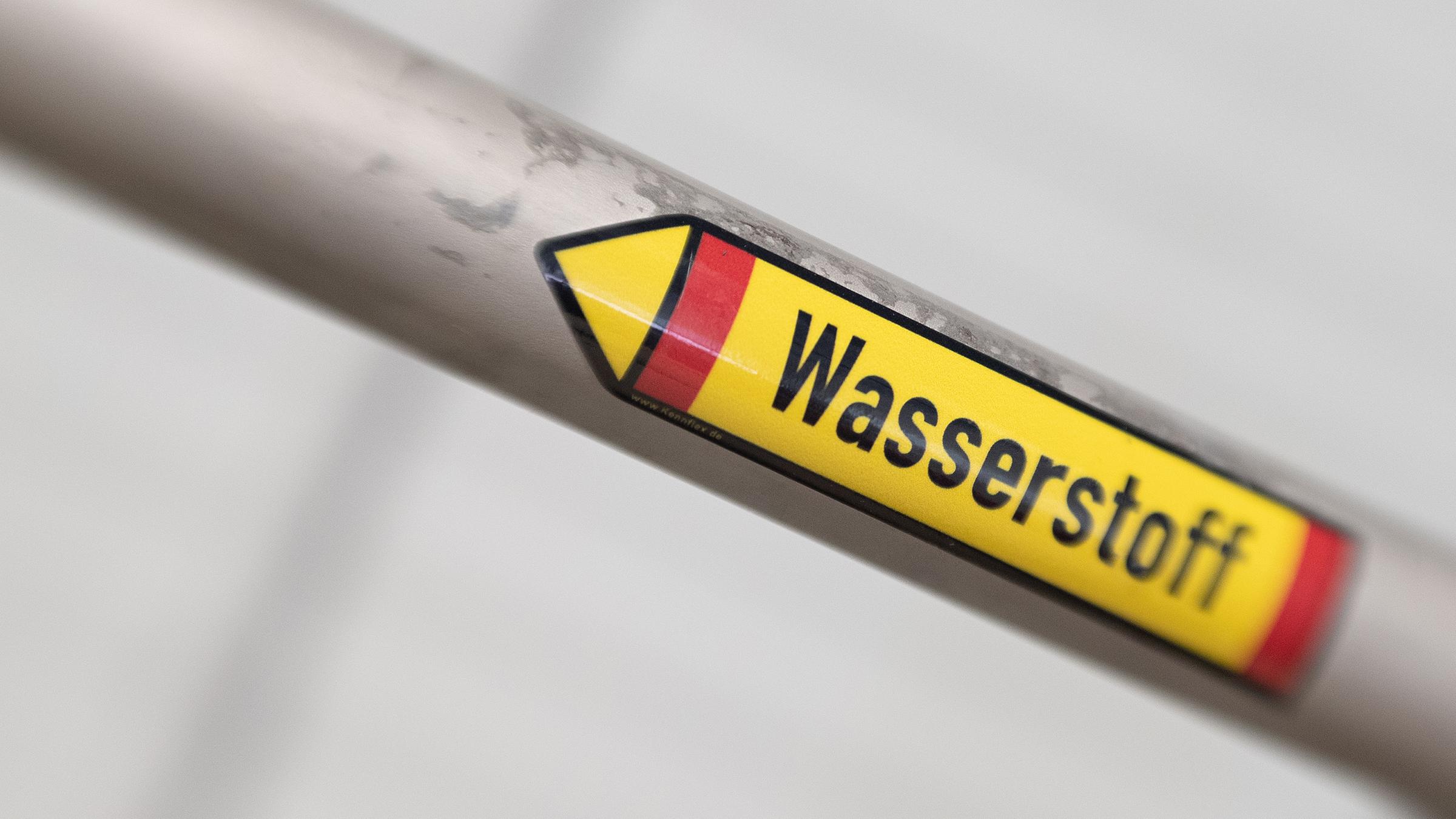 Niedersachsen, Werlte: (MOBI ZUM 3.10.) Blick auf eine Leitung für Wasserstoff in einer Anlage zur Produktion von CO2-neutralem Kerosin.