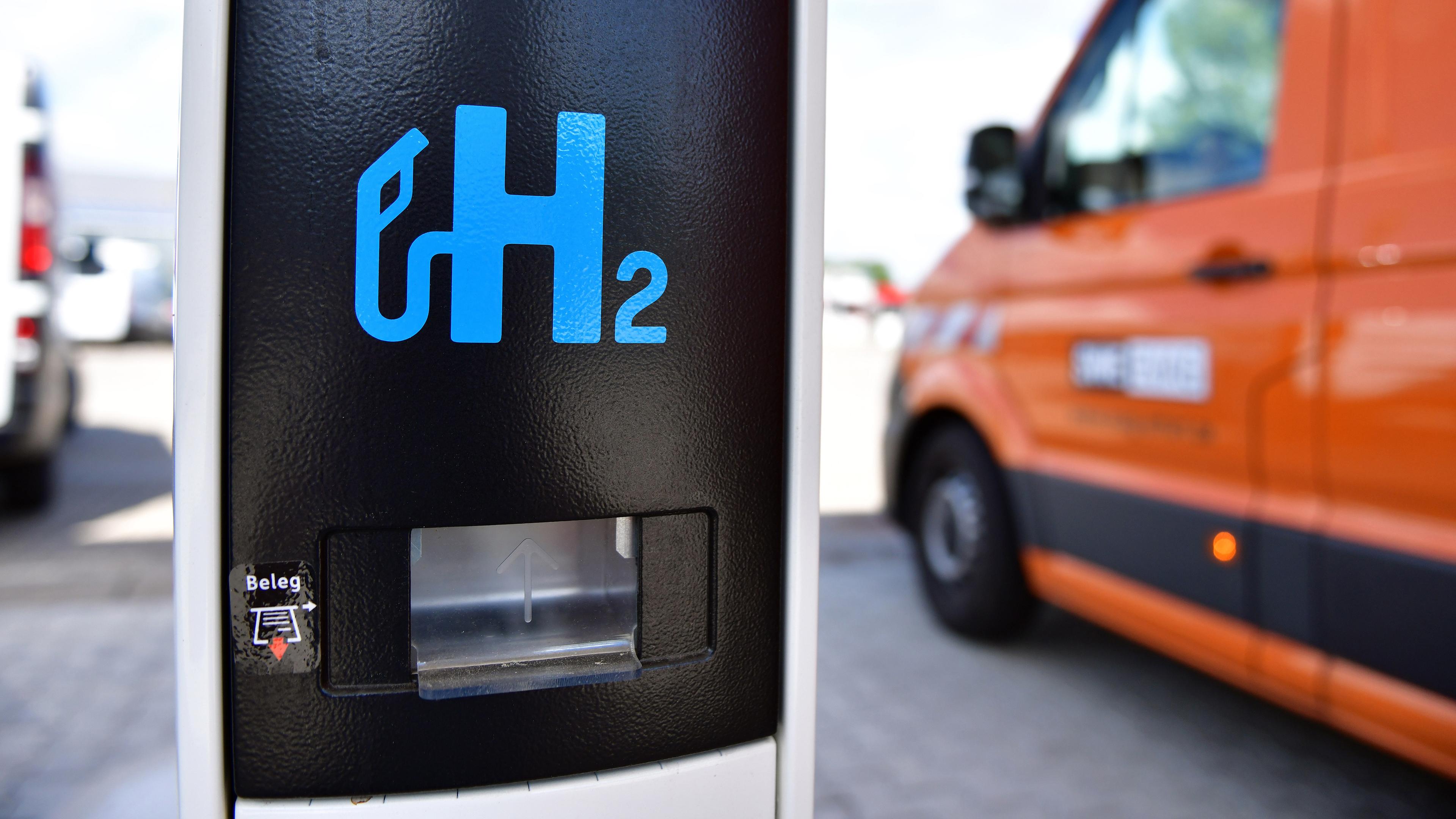 "H2" für Wasserstoff steht an der Tanksäule einer noch nicht in Betrieb gegangenen Wasserstofftankstelle, aufgenommen am 30.06.2020 in Erfurt