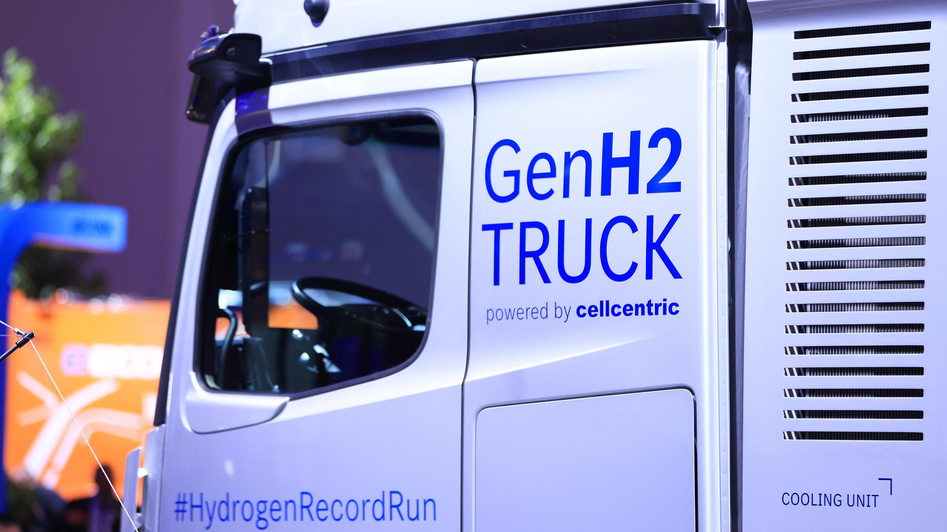 Nahaufnahme einer Fahrerkabine von einem Wasserstoff-Lkw von Mercedes-Benz "GenH2"