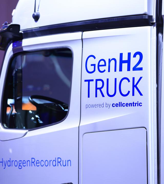 Nahaufnahme einer Fahrerkabine von einem Wasserstoff-Lkw von Mercedes-Benz "GenH2"