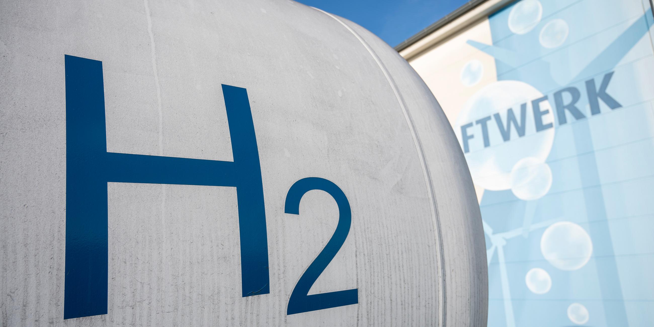 Auf dem Gelände des Energieunternehmens Enertrag in Prenzlau steht ein Wasserstoffbehälter