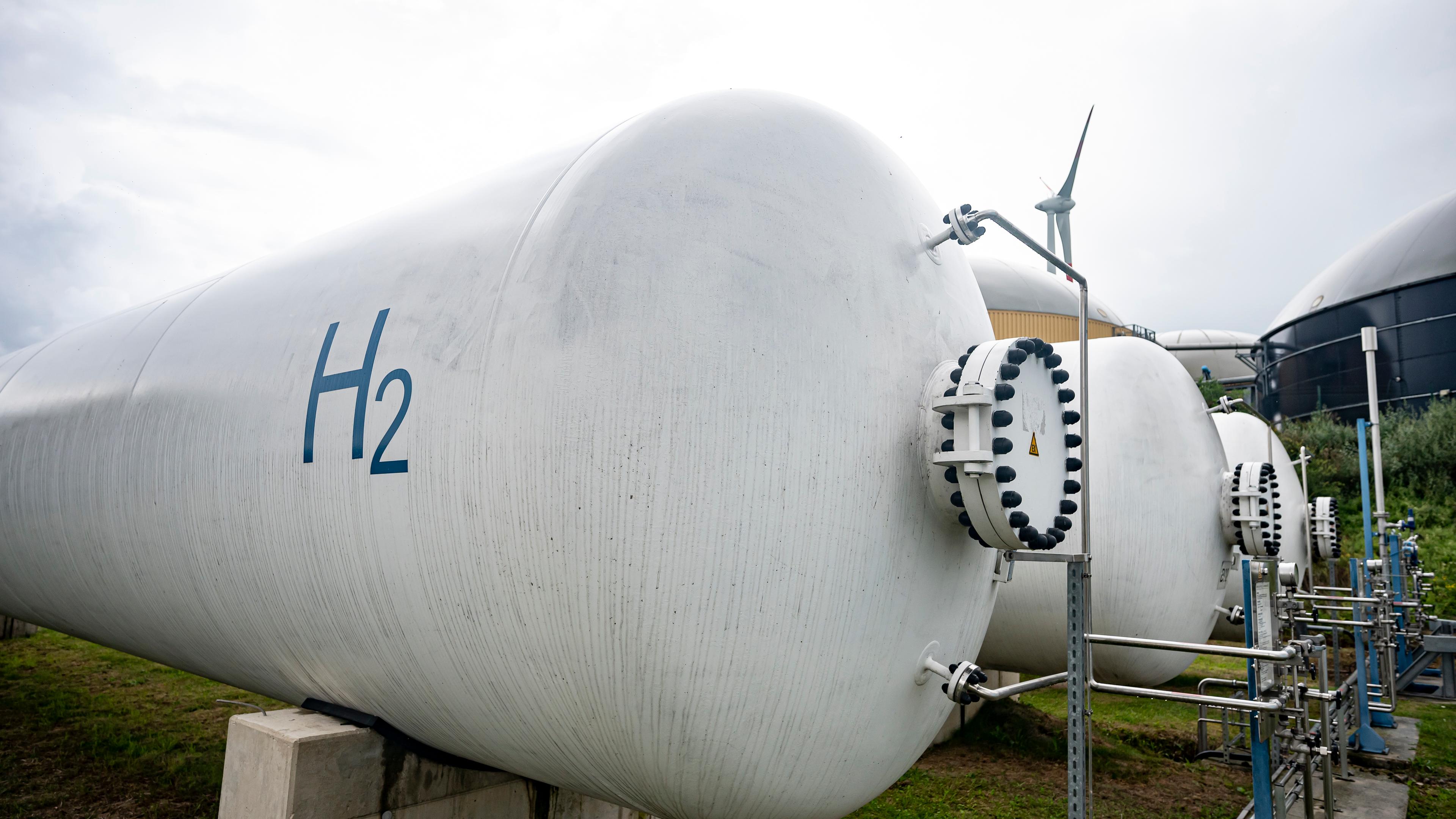 Brandenburg, Prenzlau: Ein Wasserstoff-Tank steht in einem Hybridkraftwerk. Archivbild