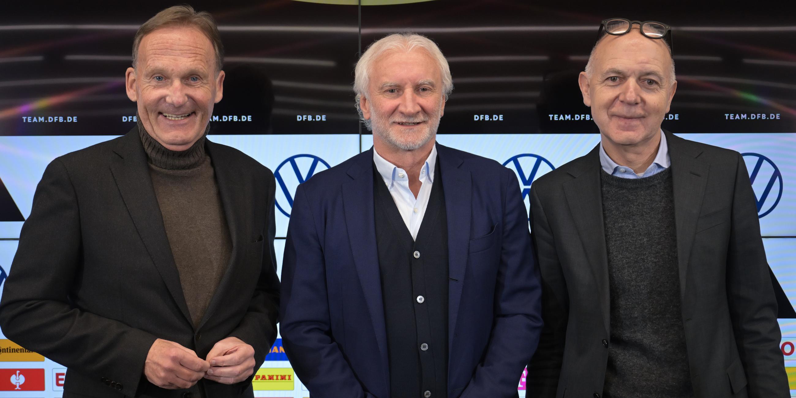 1. DFB-Vizepräsident Hans-Joachim Watzke, Rudi Völler, neuer Sportdirektor der Fußball-Nationalmannschaft der Männer und DFB-Präsident Bernd Neuendorf stehen zusammen. (20.01.2023)