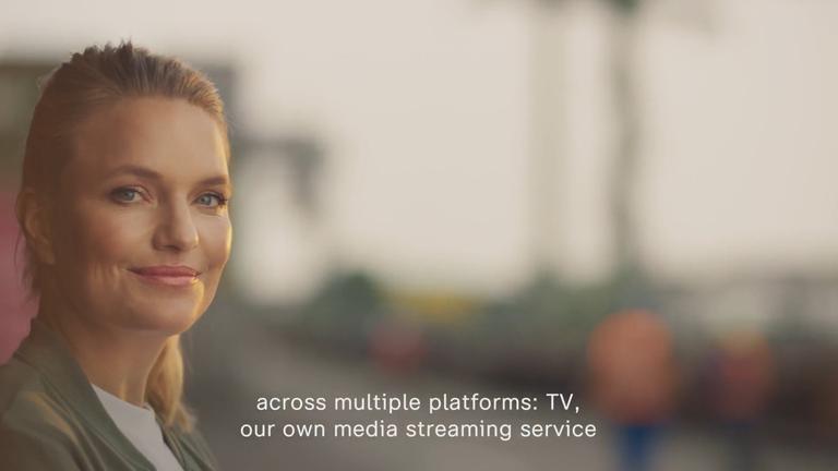 Screenshot aus dem Video "We are ZDF": ZDF-Moderatoren Sarah Tacke lächelt in die Kamera