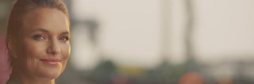 Screenshot aus dem Video "We are ZDF": ZDF-Moderatoren Sarah Tacke lächelt in die Kamera