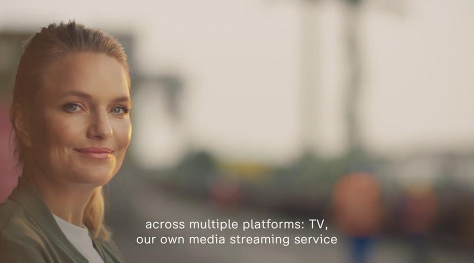 Screenshot aus dem Video "We are ZDF": ZDF-Moderatoren Sarah Tacke lächelt in die Kamera