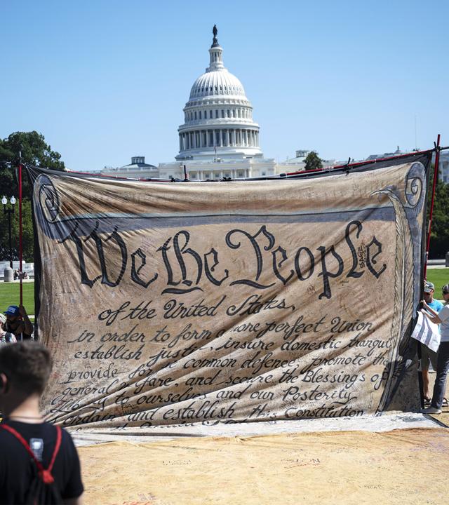Plakat mit der Handschrift der ersten Seite der US-Verfassung "We The People" vor Weißem Haus in Washington