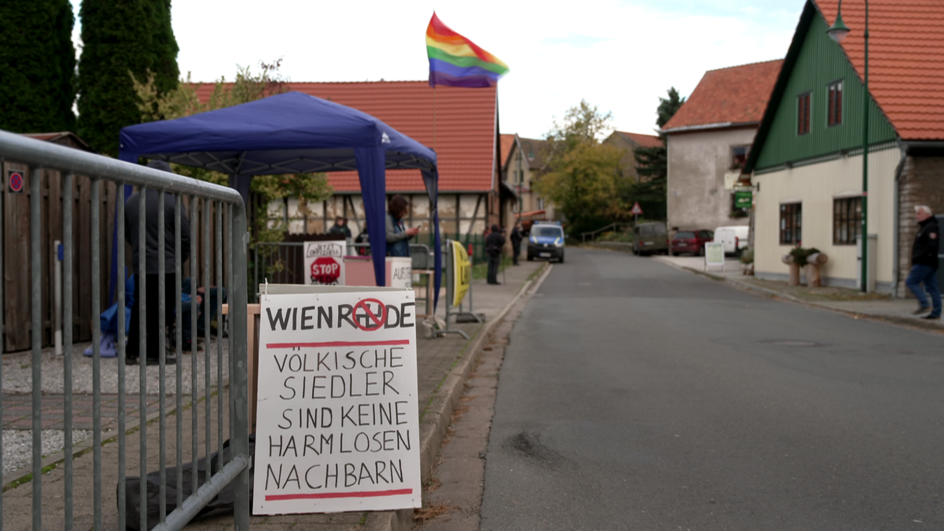 Anastasia-Anhänger feiern in Wienrode im Harz ein Fest, draußen gibt es Protest
